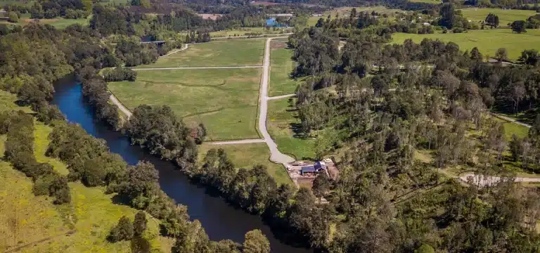 Vista satelital de la ubicación estratégica del proyecto junto al Río Maullín