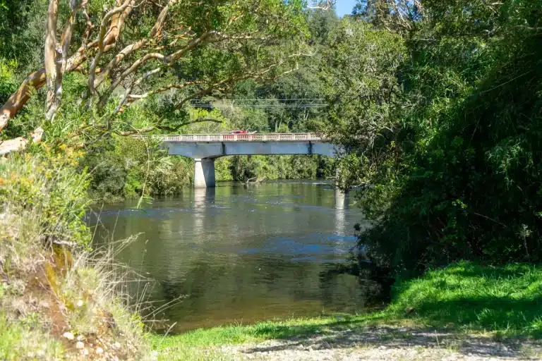 Puente de acceso y conectividad vial hacia las parcelas en Maullín